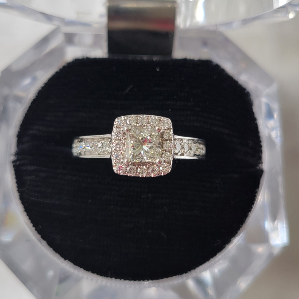 Sparkling Diamond Engagement Ring Or Right Hand Ring 14kt White Gold - Picture 4 of 10
